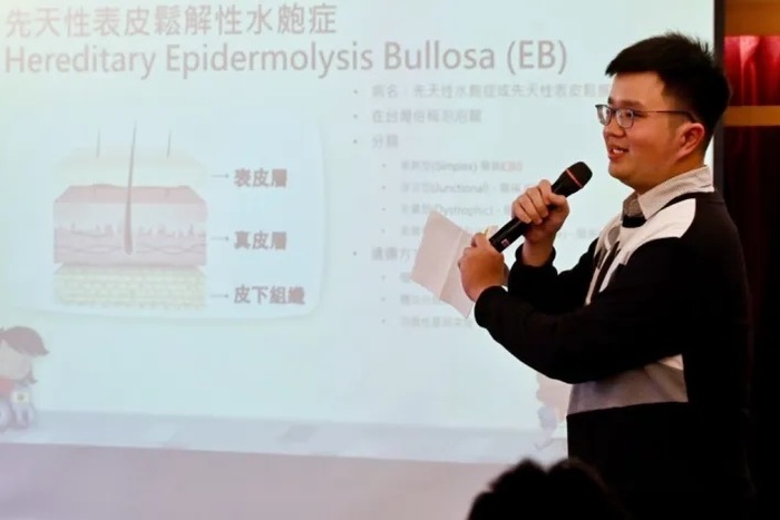 泡泡龍病友協會執行長徐國耕說明協會的運作情況以及未來對病友們的照護計畫。（圖／林建榮攝）